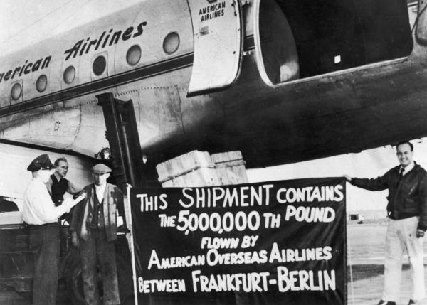 Un avion de transport américain transportant du fret anniversaire à l'aéroport de Tempelhof