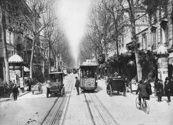 Nice, avenue sous la neige avec automobiles et voitures hippomobiles