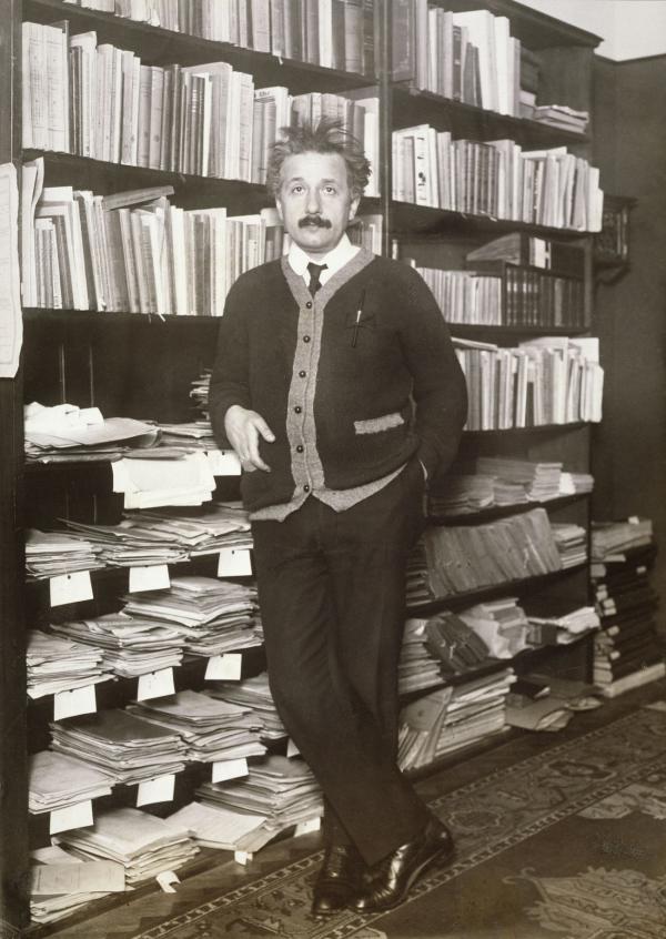 Albert Einstein dans son bureau de l'Institut Kaiser Wilhelm de Physique