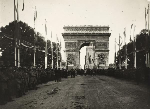 Cénotaphe élevé à la mémoire des morts de la Grande guerre près de l'Arc de Triomphe