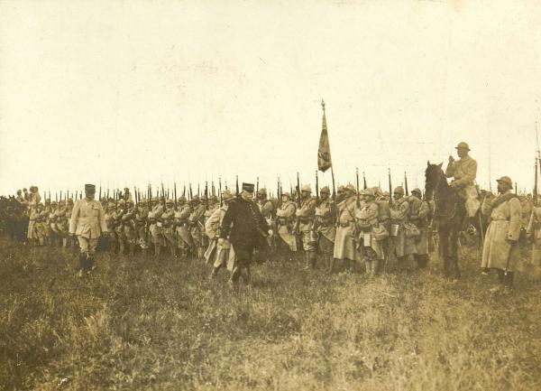 Le général Joffre passe en revue une division du 20<sup>e</sup> corps qui doit participer aux opérations militaires