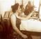 Portrait d'Yvette Guilbert avec reflet du photographe dans un miroir