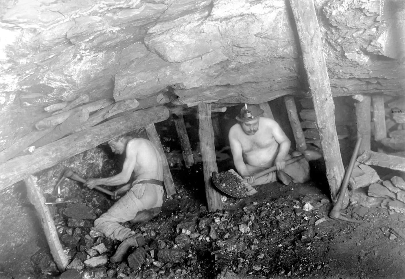 Mineurs de fond procédant à l’abattage du charbon.
