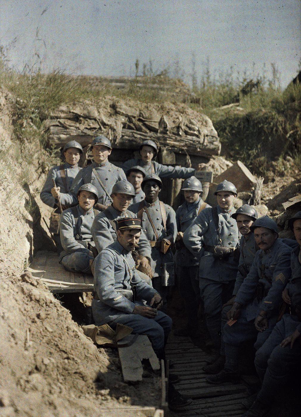Tranchée de première ligne : groupe de poilus devant l’entrée d'un abri, Hirtzbach, 16 juin 1916.